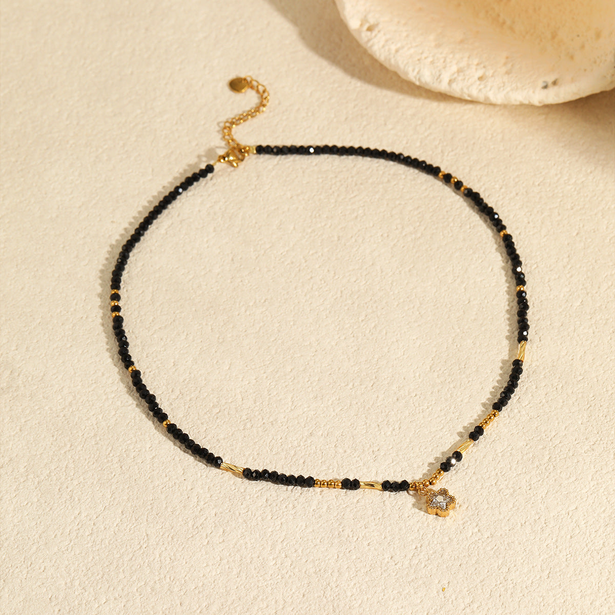 Collar de acero inoxidable con forma de estrella a la moda para mujer, colgante geométrico de lujo ligero con acabado chapado en cadena estándar