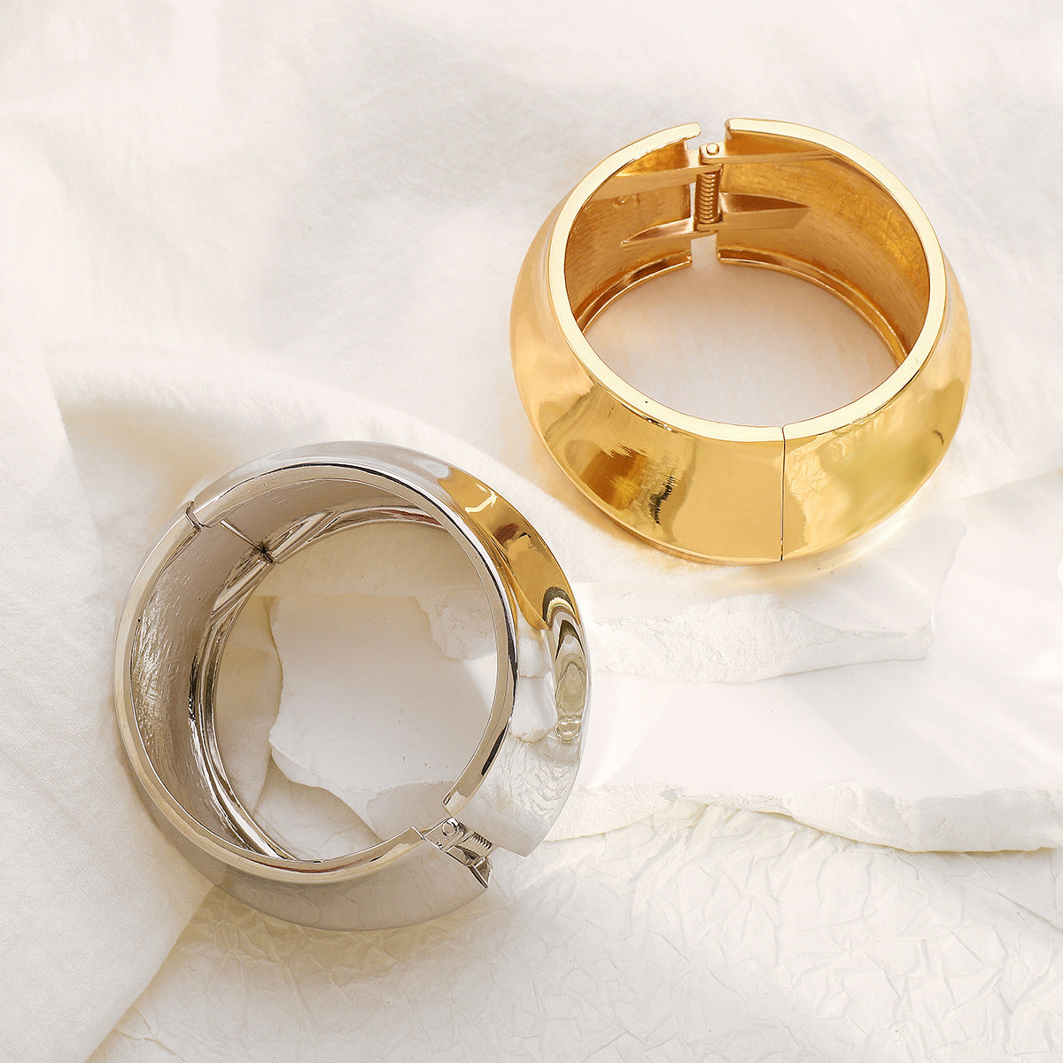 Pulsera audaz de aleación geométrica con forma de tambor para mujer con acabado chapado