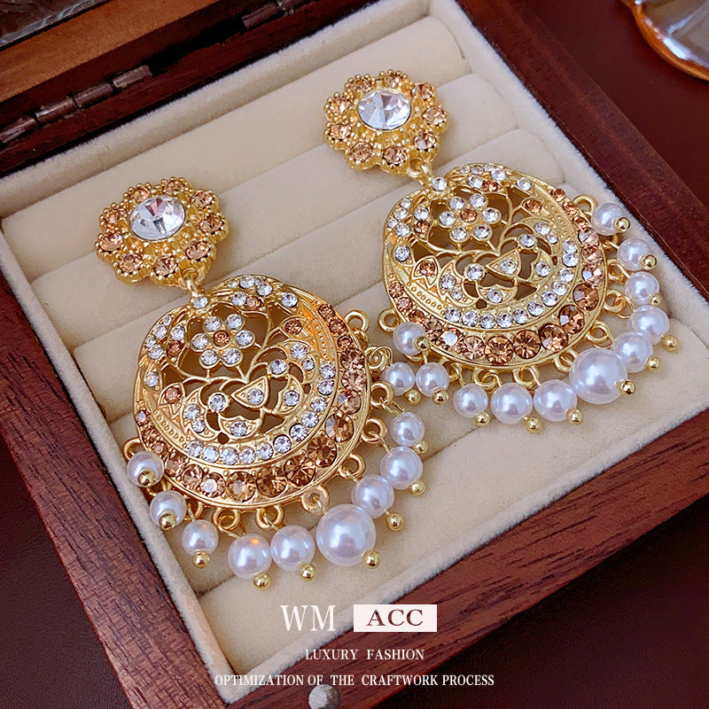 Orecchini a perno vintage geometrici in lega con strass e intarsio di perle, design traforato, ganci placcati argento da donna