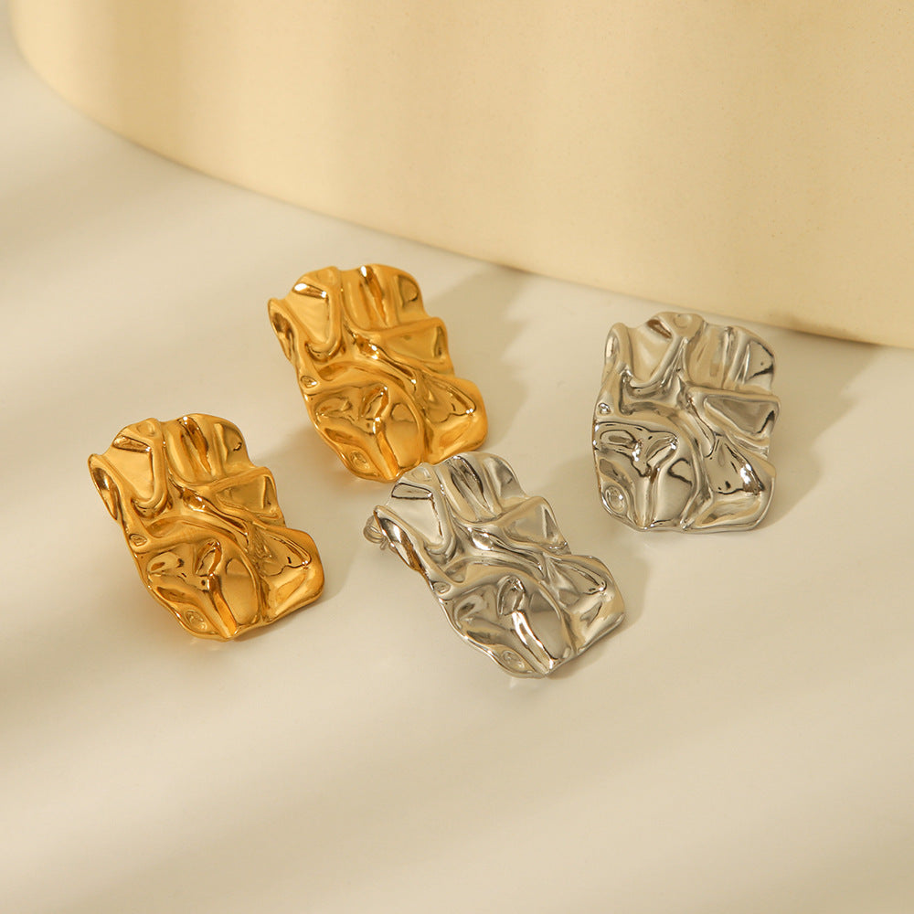 Orecchini pendenti da donna placcati in oro 18 carati in acciaio al titanio con texture martellata geometrica e effetto stropicciato