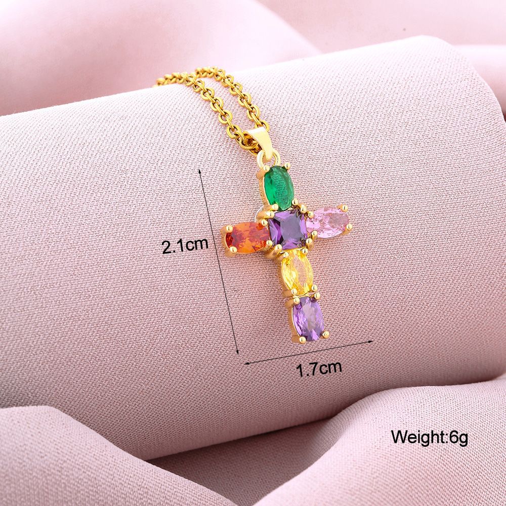 Collana pendente a croce minimalista da donna in rame con placcatura in oro e cristalli di zircone colorati su catena piatta a croce