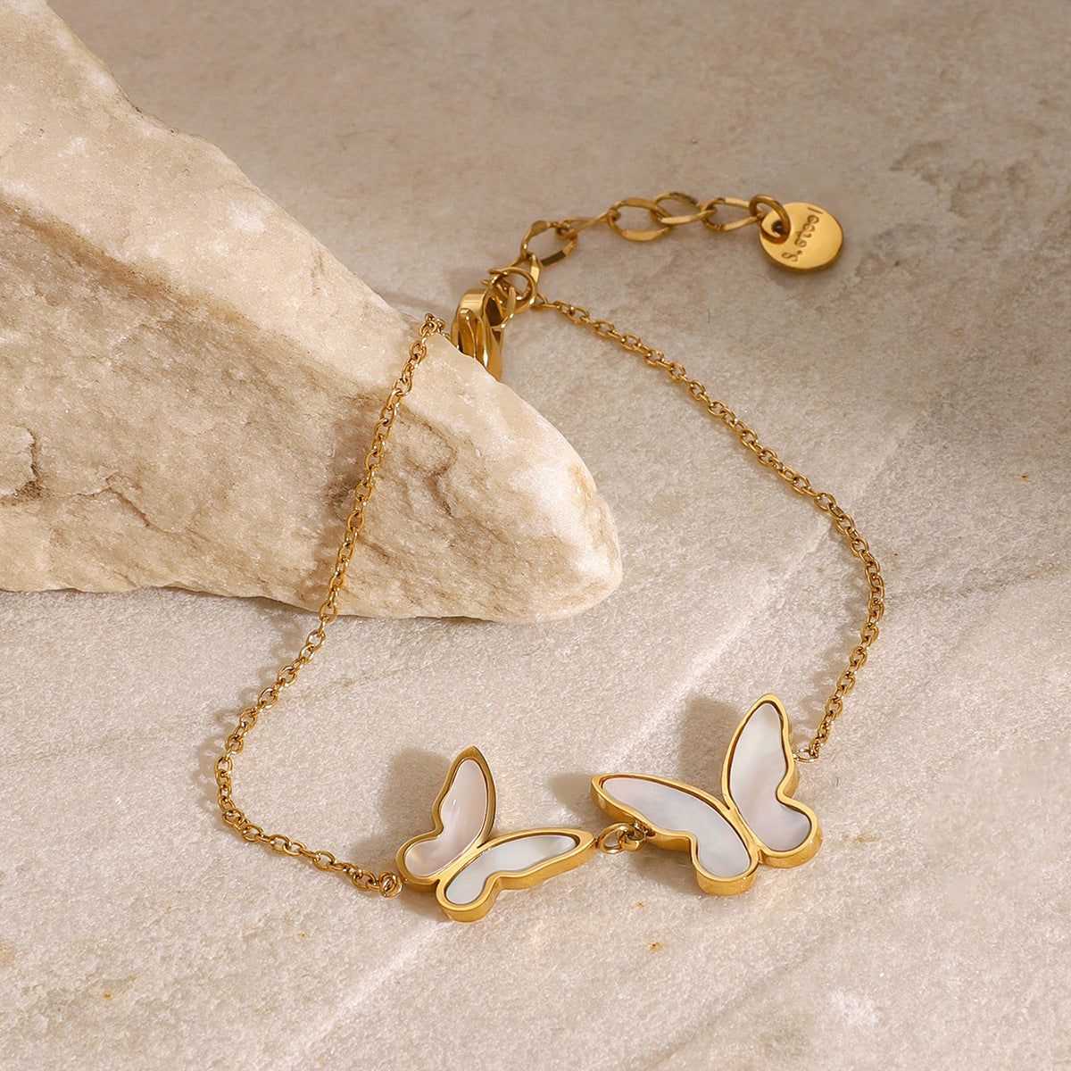 Elegante pulsera de acero inoxidable con forma de mariposa y acabado chapado para mujer, accesorio de moda con diseño geométrico