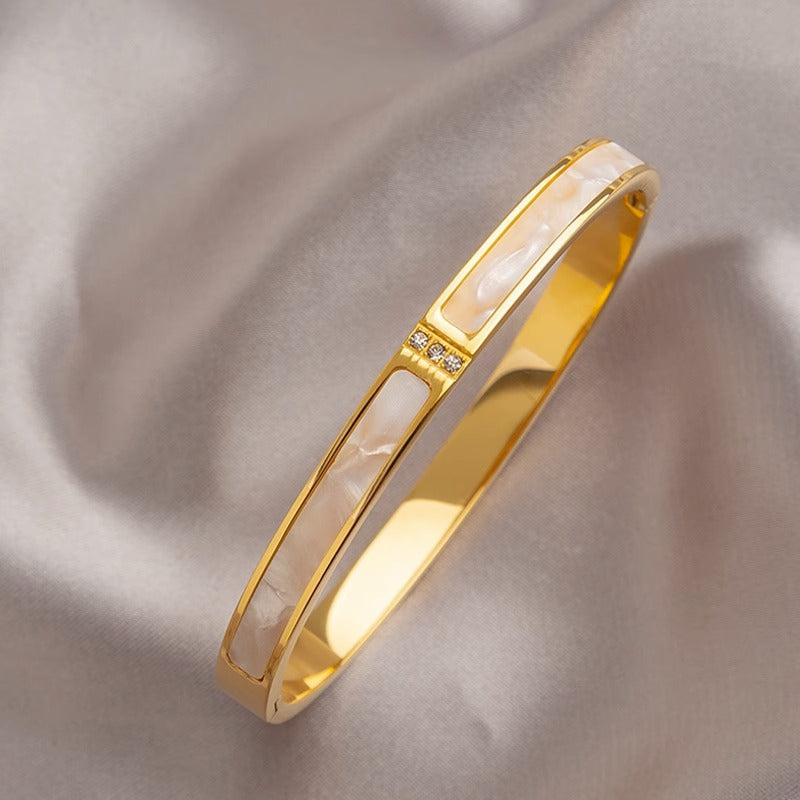 Bracciale Minimalista da Donna in Acciaio al Titanio Placcato Oro Rosa 18K con Guscio Bianco Ovale e Strass