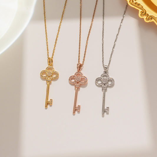 Versatile Collana da Donna con Ciondolo a Chiave a Corona Geometrica in Acciaio al Titanio Placcato Oro 18K e Catena a O
