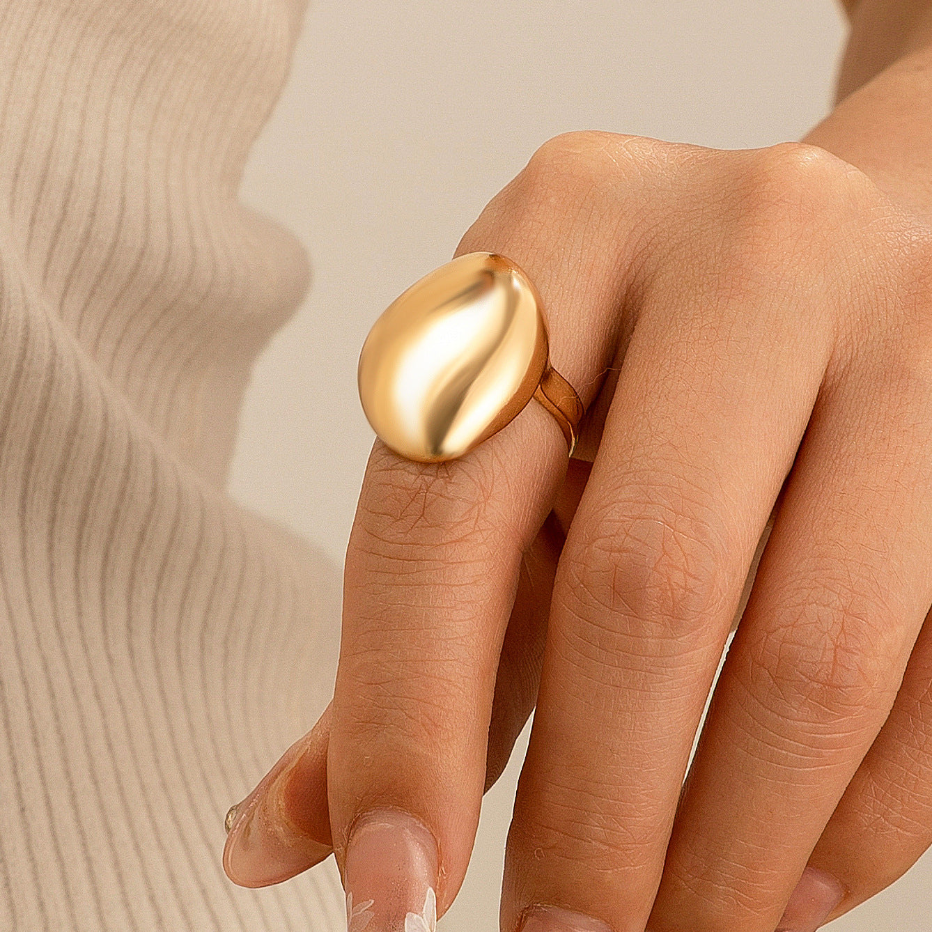 Anillo de aleación con forma de onda minimalista y geométrica para mujer, con acabado pulido y diseño de banda abierta
