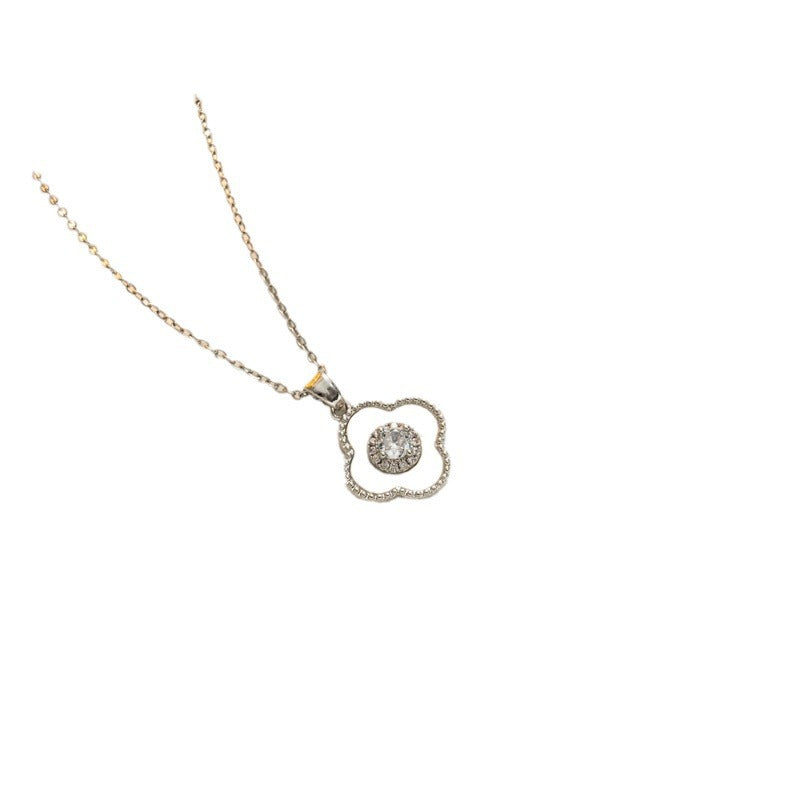 Elegante Collana Pendente da Donna a Quattro Foglie in Acciaio al Titanio con Intarsio di Strass e Finitura Lucida su Catena Ondulata