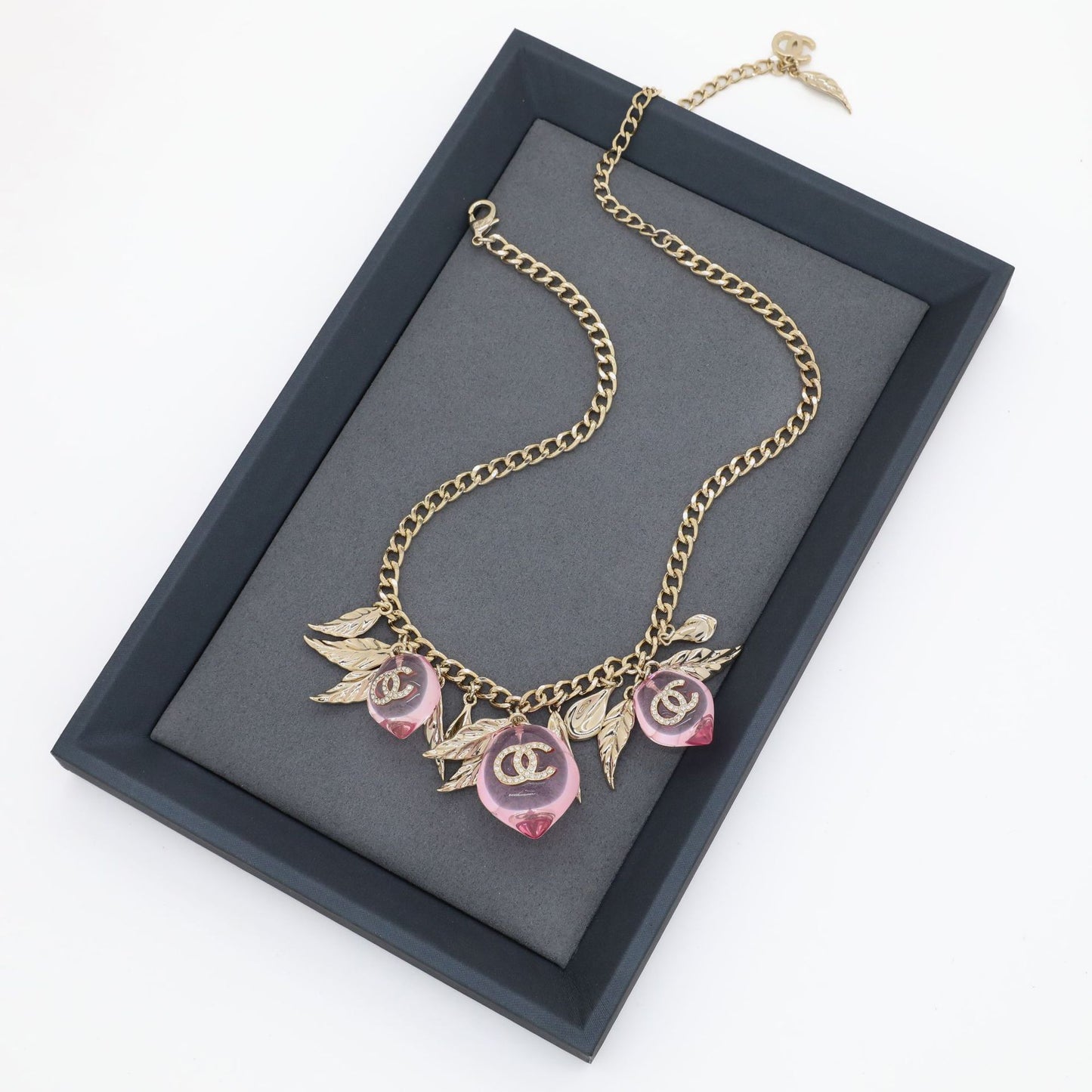Collar chapado con colgante de lujo de acrílico rosa, melocotón y doble letra C para mujer