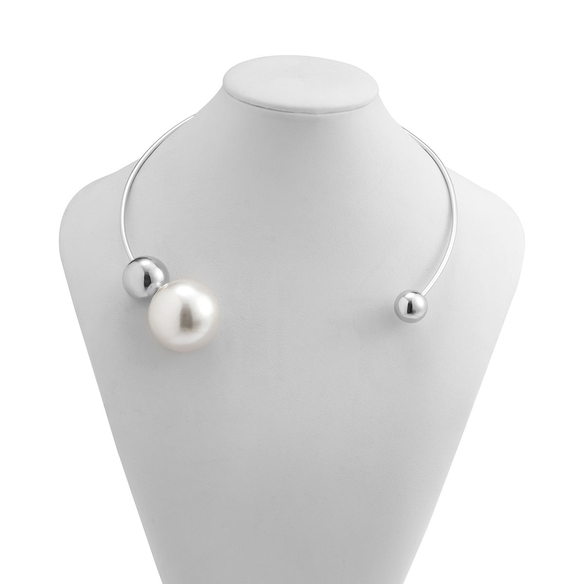 Collana da donna a cerchio asimmetrico minimalista con costruzione in resina plastica galvanizzata e design geometrico