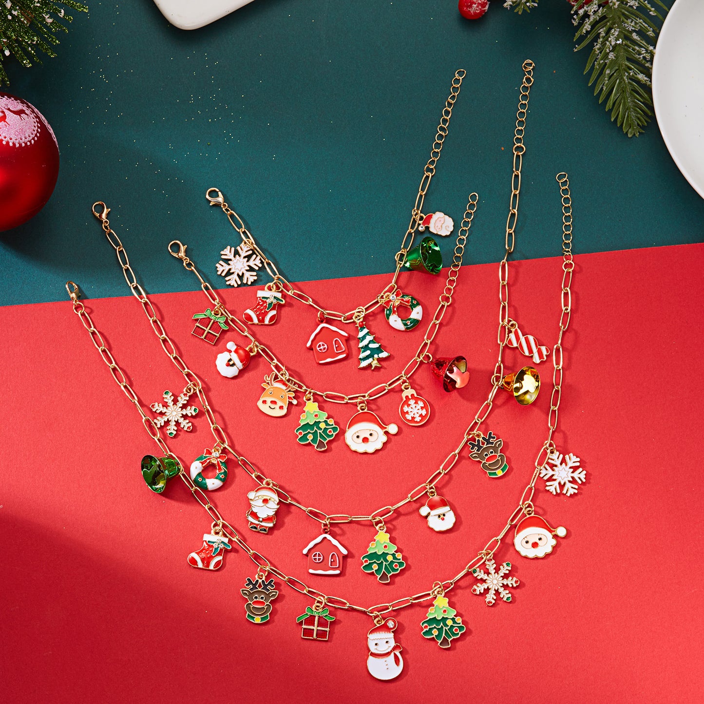 Collana con ciondolo in lega a tema natalizio e set bracciale con motivi a fiocco di neve e Babbo Natale, finitura smaltata, gioielli casual da donna