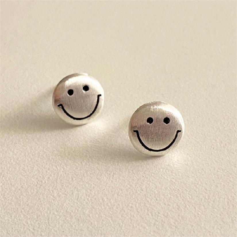 Pendientes Minimalistas de Cara Sonriente en Plata de Ley 925 con Acabado Cepillado y Acento Geométrico