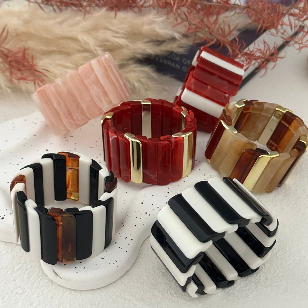 Bracciale tondo rigido da donna in resina acrilica a strisce, stile minimalista