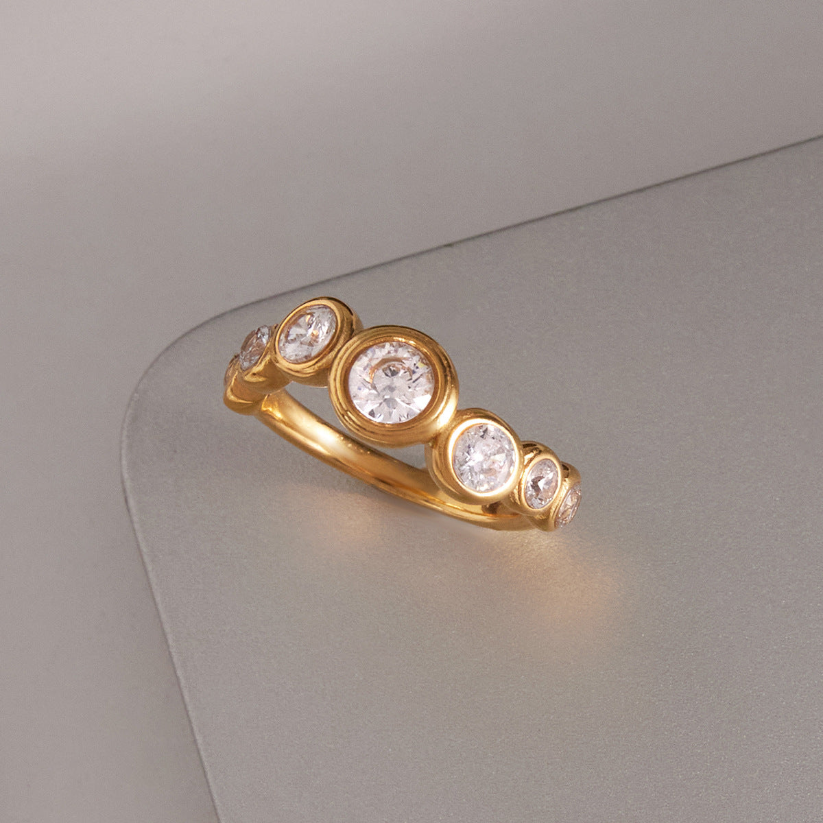 Anillo de Acero de Titanio Geométrico Minimalista con Incrustaciones de Pedrería Bañado para Mujer