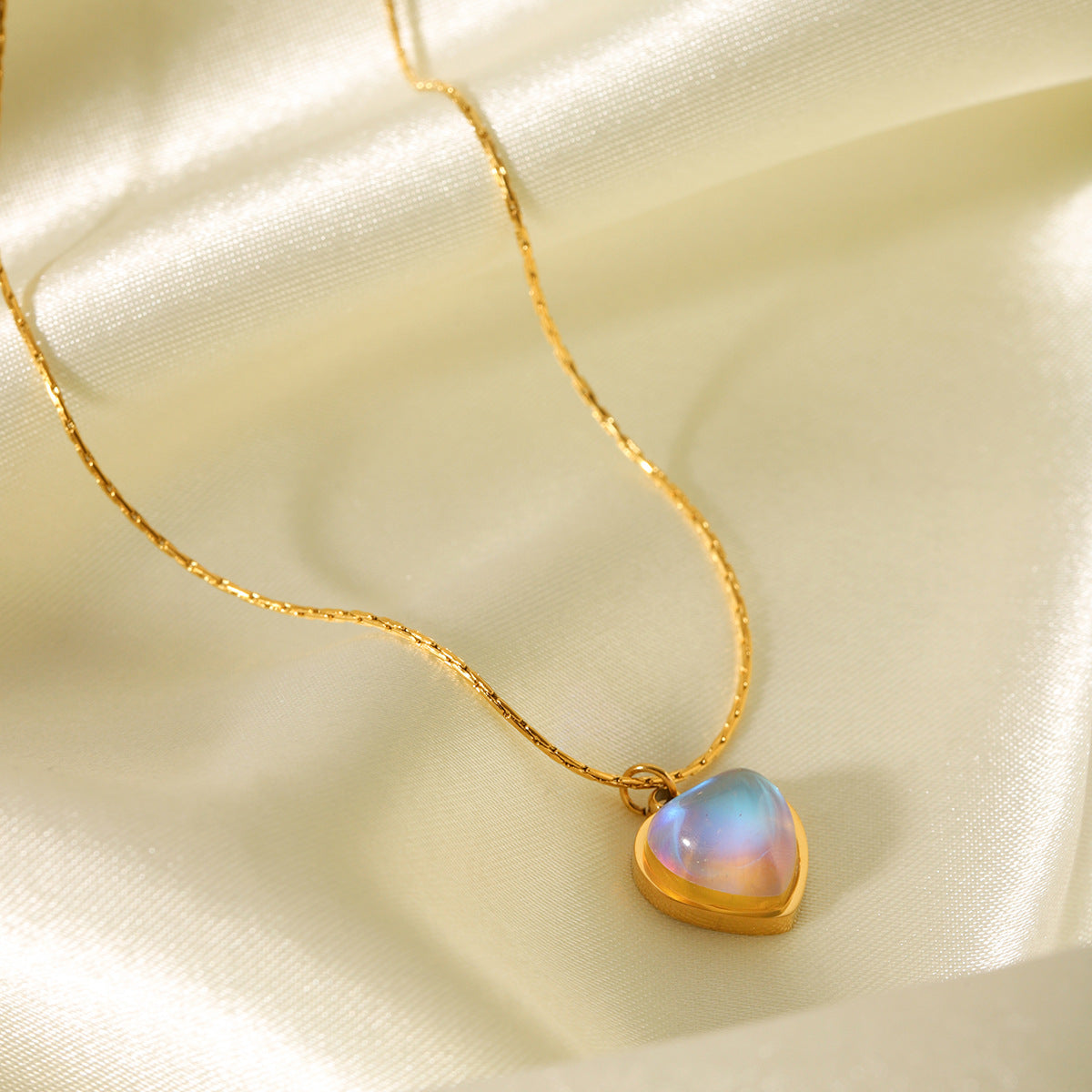 Collana a Cuore da Donna Trendy in Acciaio Inossidabile Placcato Oro 18K con Intarsio in Pietra di Luna Naturale