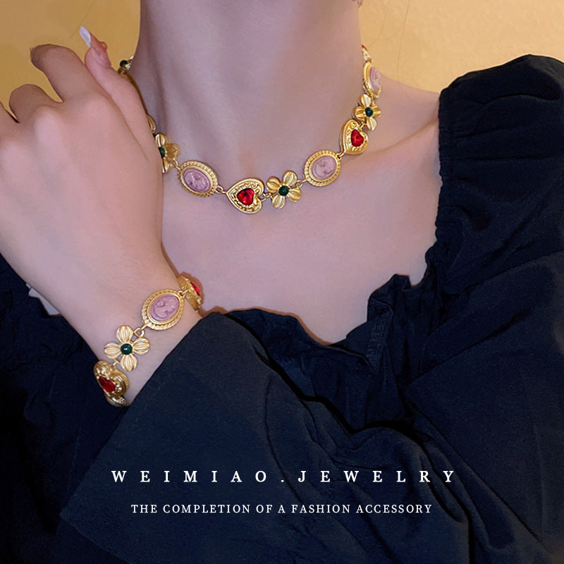 Collana con ciondolo a cuore in strass e fiori vintage, stile corte francese, con catena alla clavicola e design retrò resistente