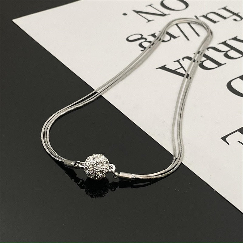Collana Minimalista Geometrica da Donna in Acciaio al Titanio Magnetico con Strass, Finitura Placcata e Catena a Serpente