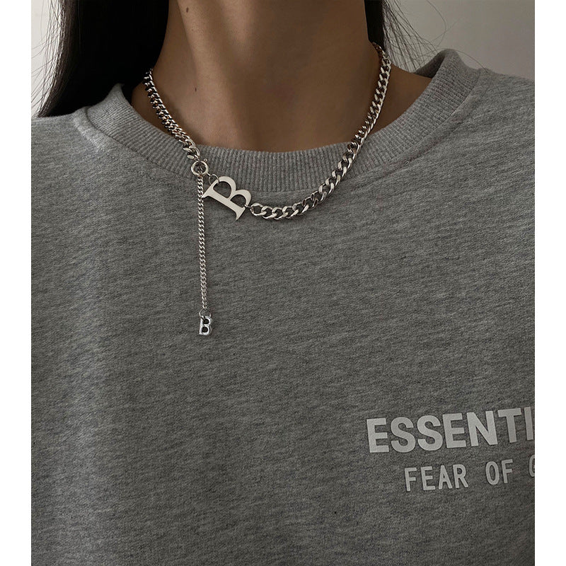 Collana con ciondolo a lettera "B" minimalista in acciaio al titanio, con finitura lucida e lunghezza regolabile, per uomo e donna