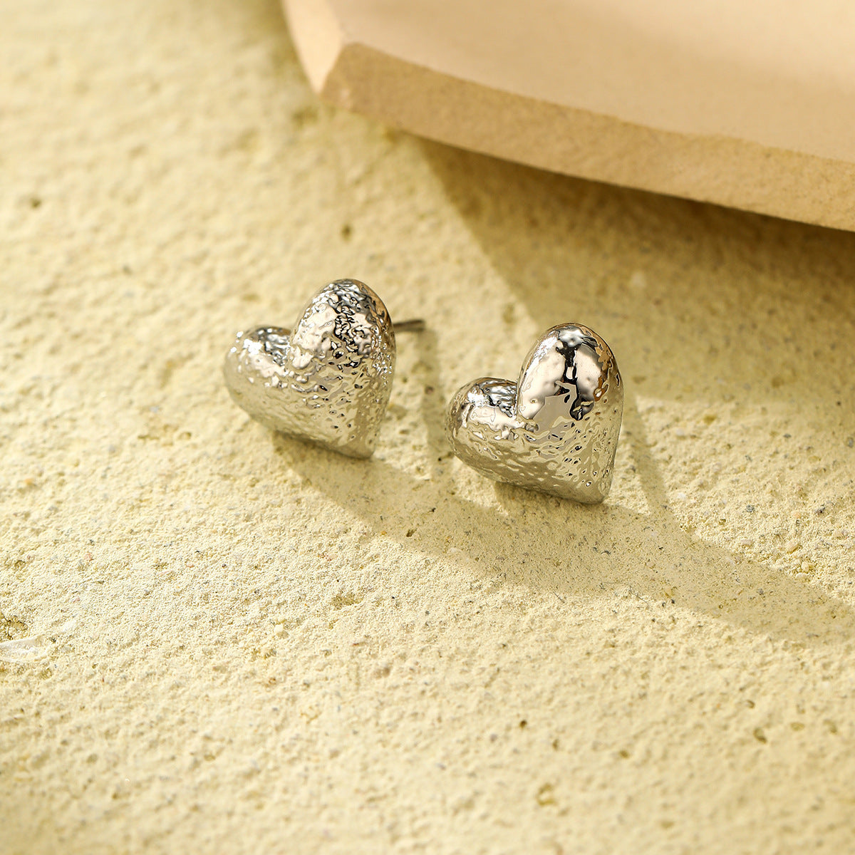 Orecchini a perno a forma di cuore con texture, in acciaio inossidabile galvanizzato, tonalità fredda, stile minimalista, da donna