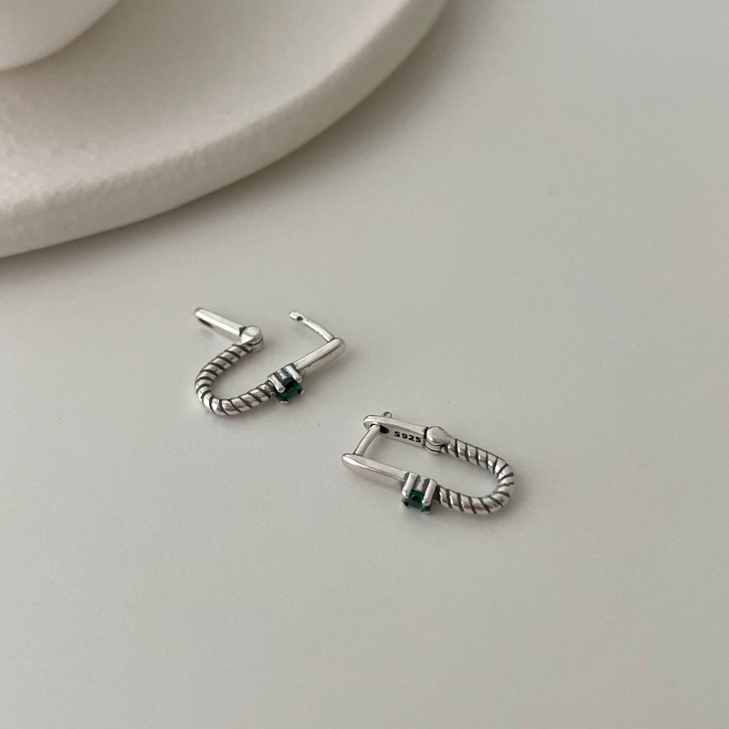 Minimalist Leaf-Shaped 925 Sterling Silver Earrings with Green Zircon Inlay
