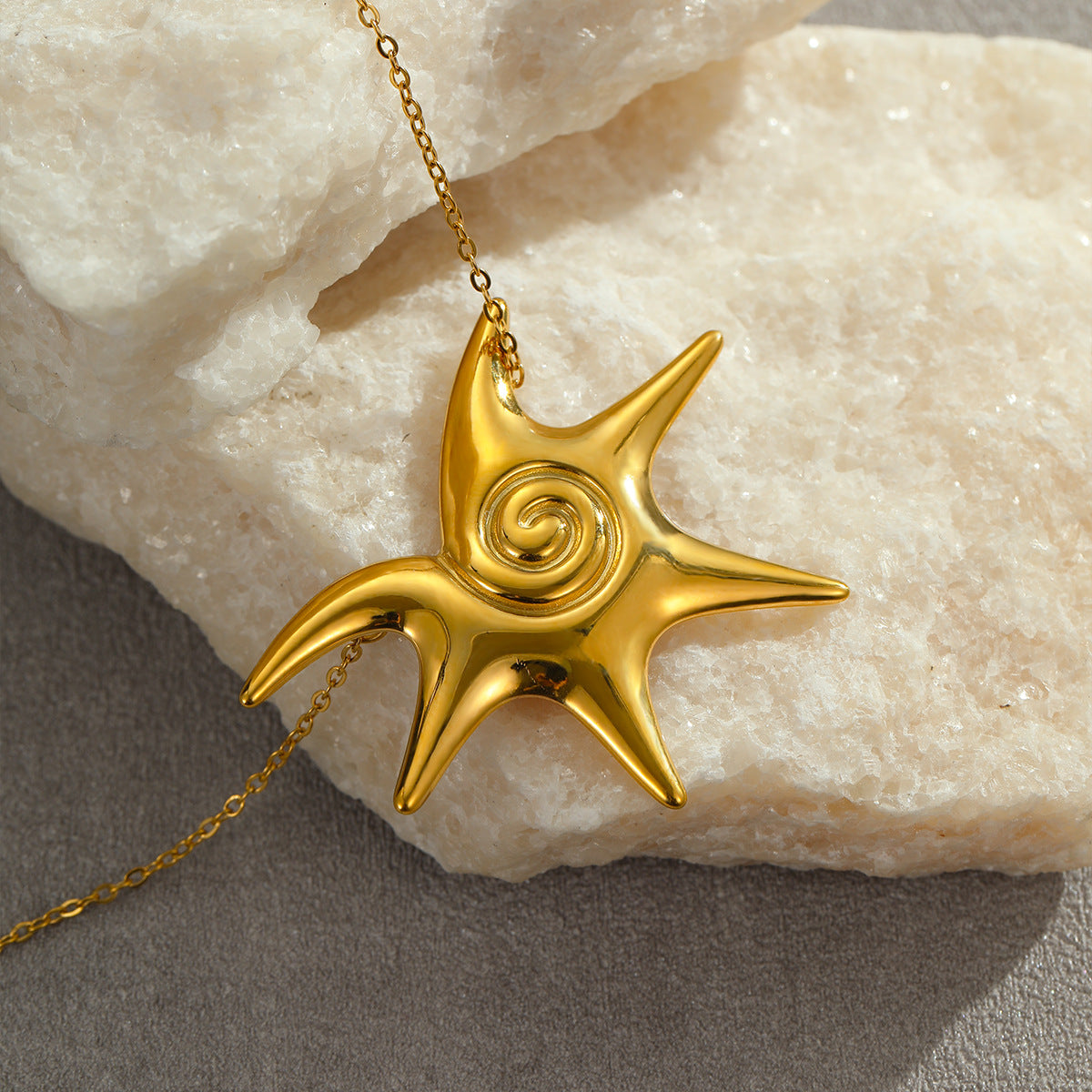 Collana Pendente Sole Geometrico Minimalista in Acciaio al Titanio con Placcatura in Oro da Donna