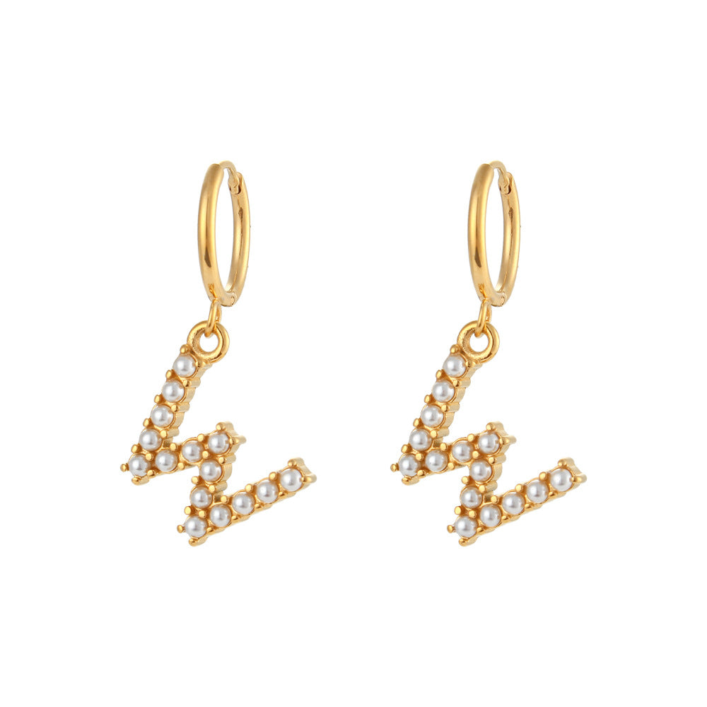 Orecchini a perno a forma di lettera dal design minimalista per donna in acciaio inossidabile con placcatura in oro 18 carati e dettagli in perle