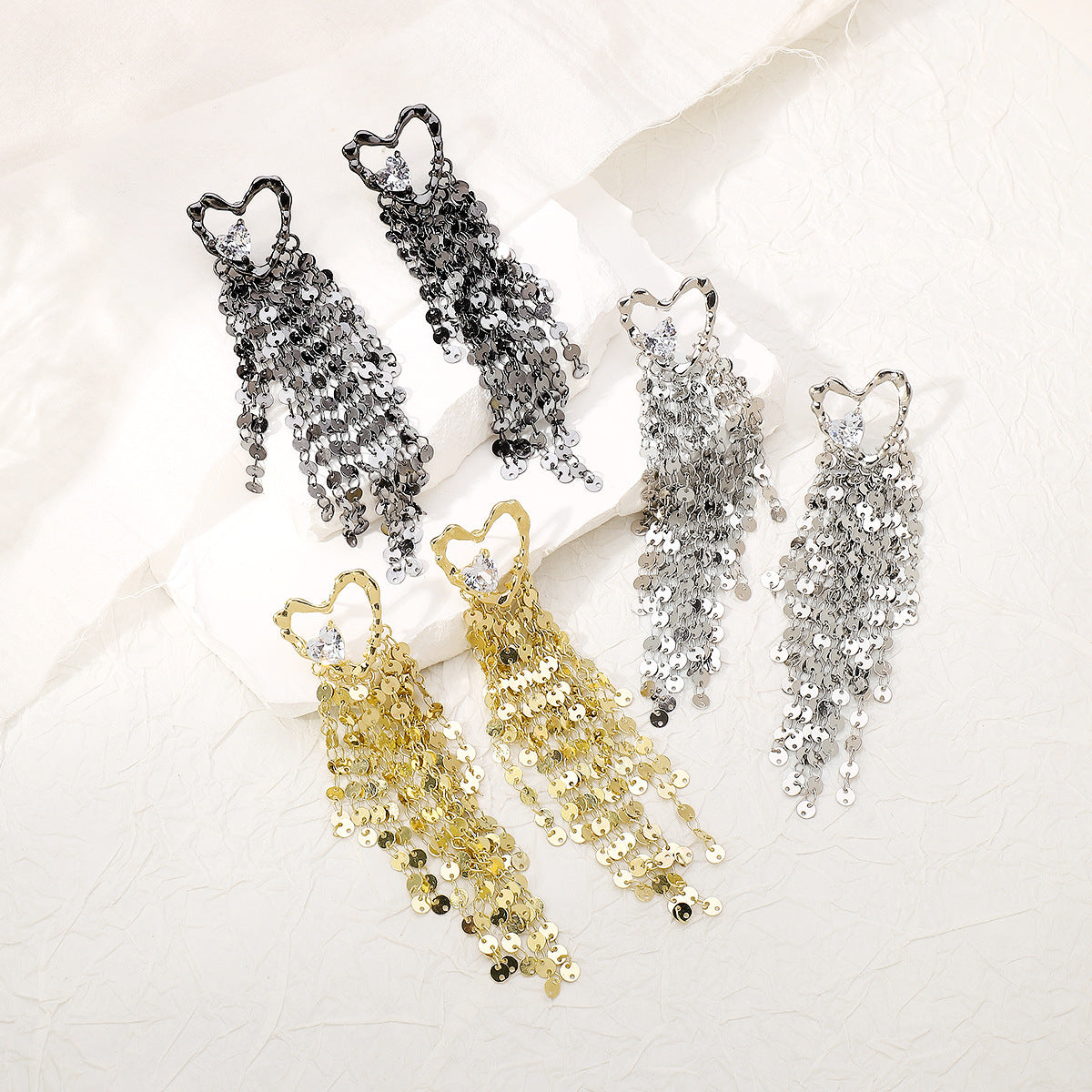 Pendientes de aleación con forma de corazón, dulces y atrevidos, con detalles de diamantes de imitación y colgantes circulares para mujer