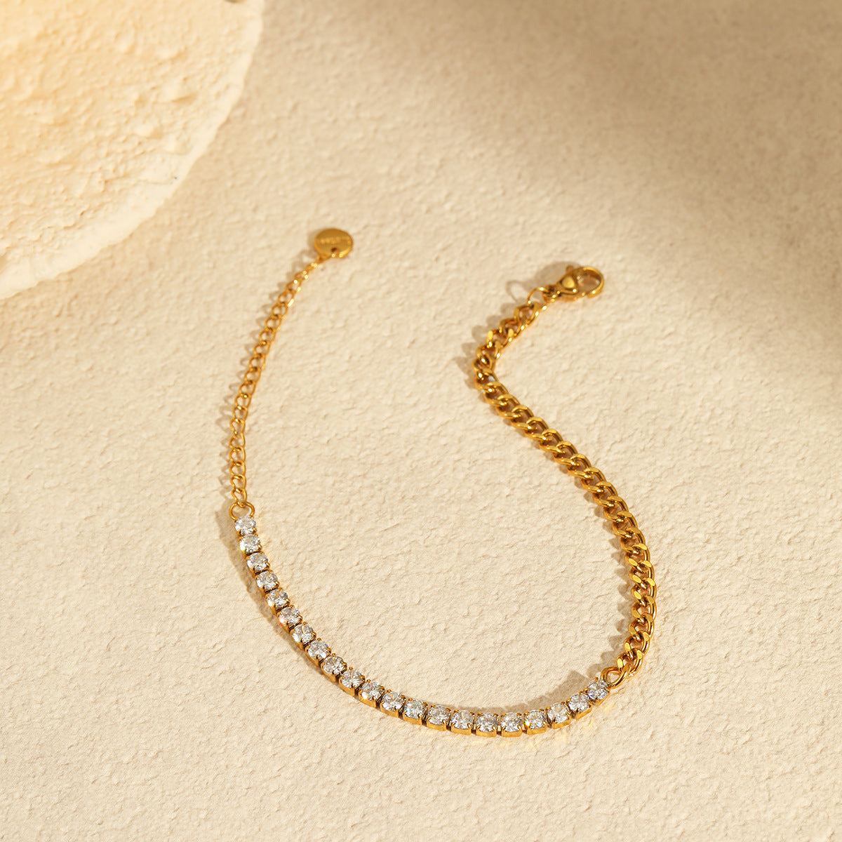 Collana geometrica minimalista da donna in acciaio inossidabile con intarsio in zirconi e placcatura in oro 18K