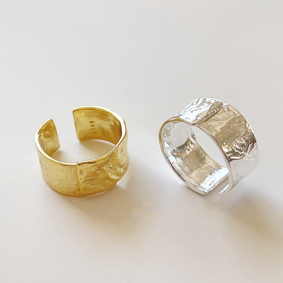 Anillo minimalista de plata de ley 925 con diseño de corazón irregular y textura de lámina de oro