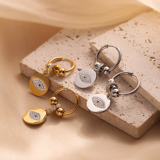 Orecchini minimalisti in acciaio al titanio placcati oro con zirconi a forma di occhio di Allah da donna