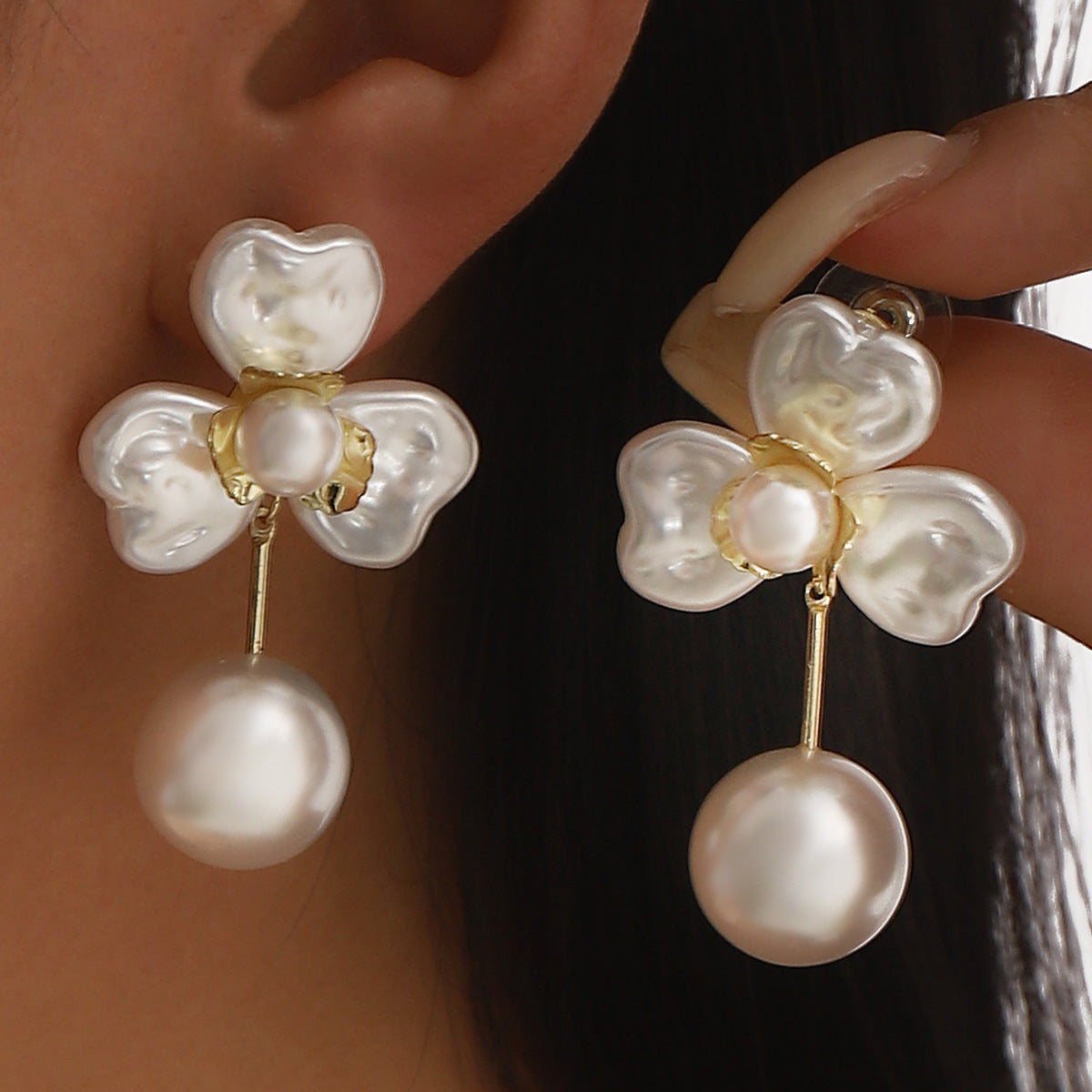 Pendientes de aleación con diseño floral elegante y detalles de perlas para mujer, acabado chapado, joyería de uso diario moderna y versátil