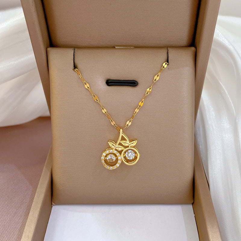 Collana da donna con ciondolo a ciliegia geometrica in acciaio al titanio di lusso, catena delicata per clavicola con intarsio in strass micro-pavé