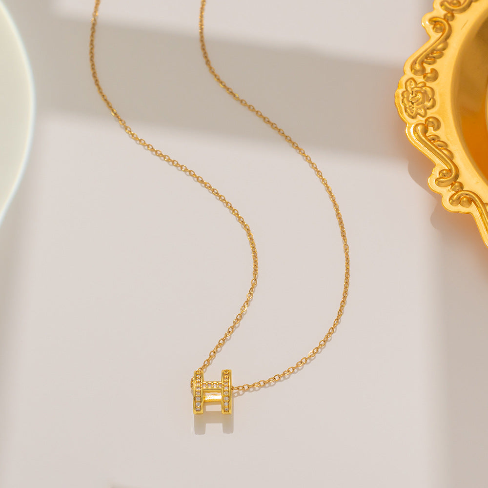 Collana da donna lussuosa e minimalista in acciaio al titanio con lettera H, tono freddo, con finitura placcata e catena a serpente