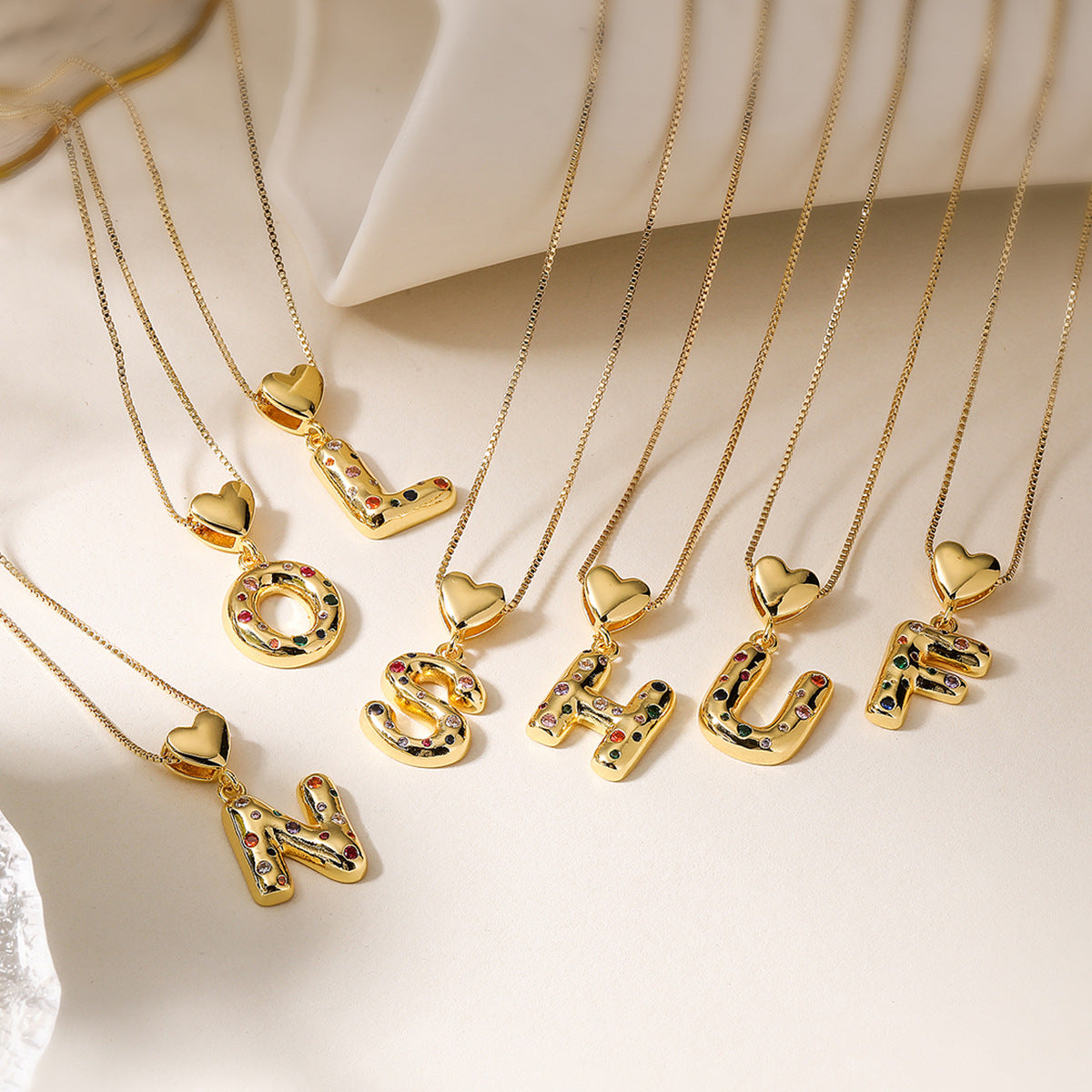 Collana Pendente Minimalista a Lettera in Rame Placcato Oro 18K con Intarsio di Zirconi per Donna