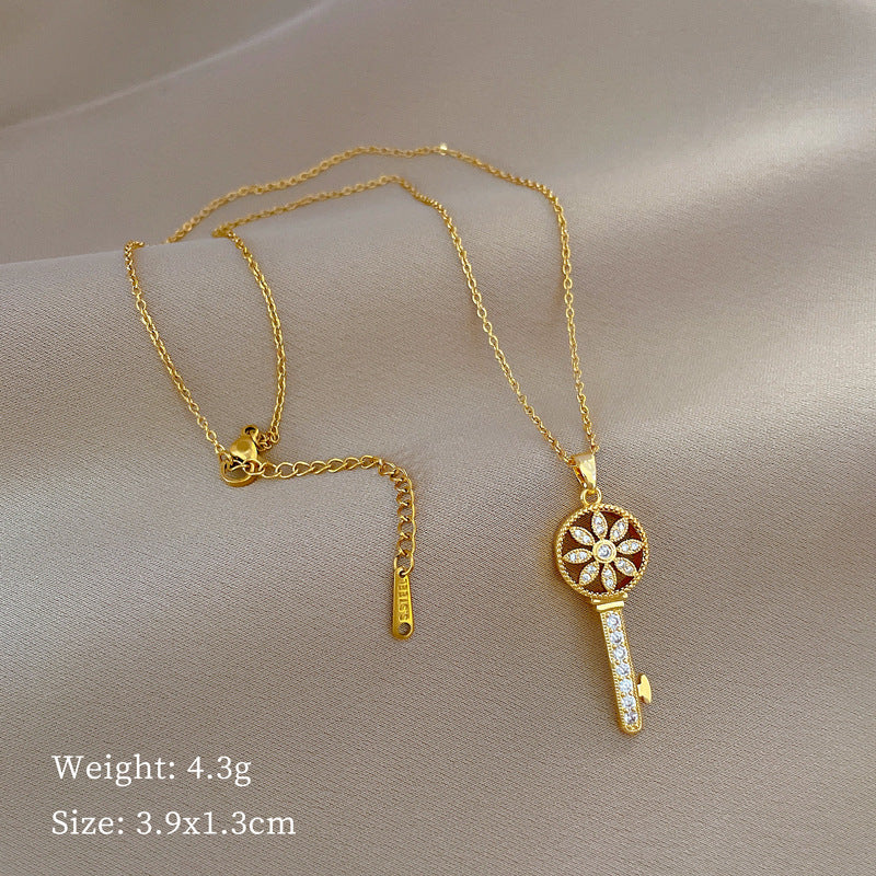 Collar con colgante de llave Starburst minimalista para hombres y mujeres en acero de titanio con detalles de diamantes de imitación en cadena ajustable de acero de titanio