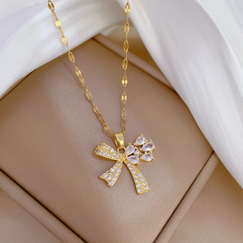 Collana in Acciaio al Titanio a Goccia in Stile Cartone Animato con Strass Intarsiati, Design Fresco e Delicato