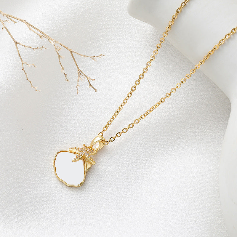 Collana da donna a catena a O in acciaio al titanio con stelle marine e conchiglie, finitura placcata e design minimalista