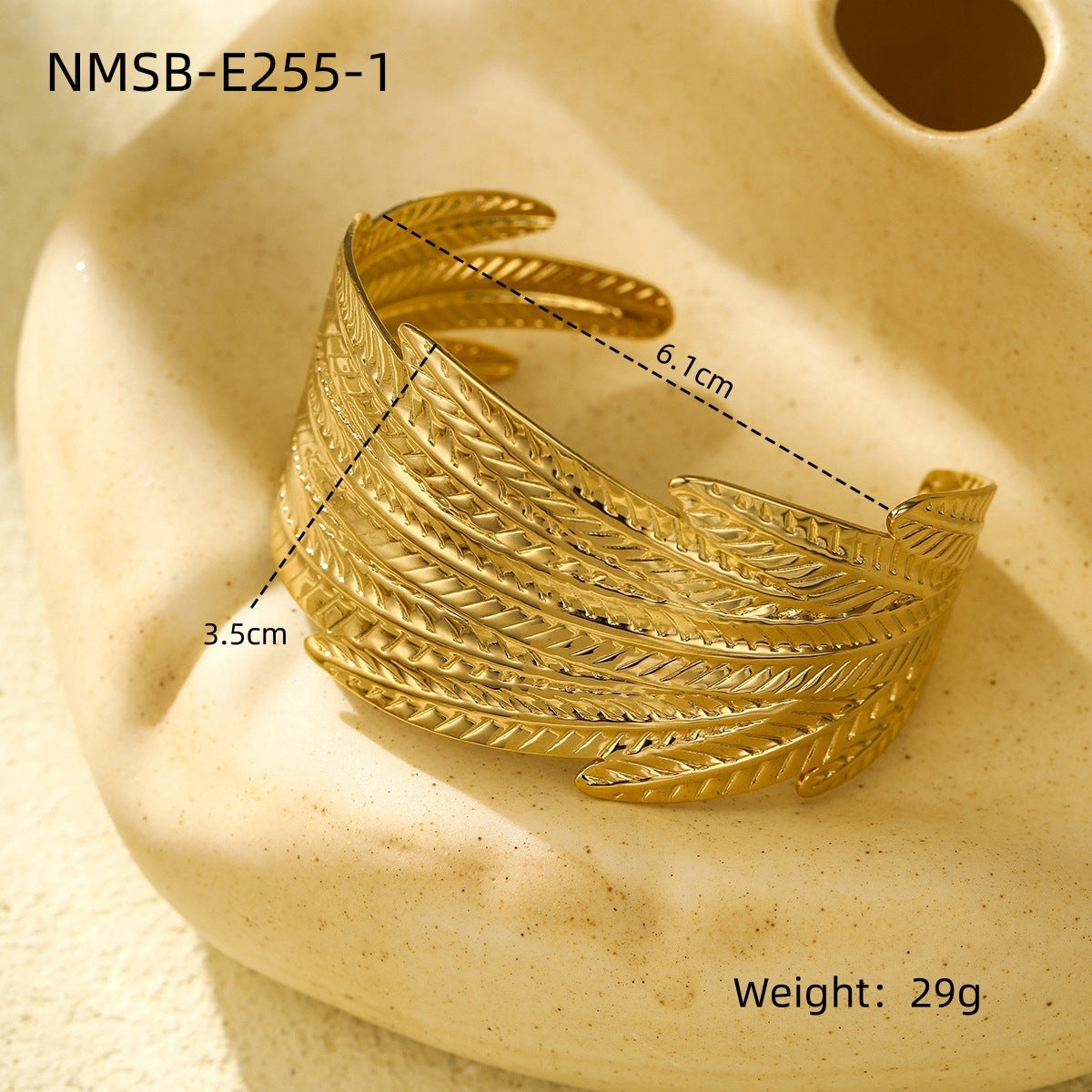 Pulsera de acero titanio de estilo vintage con acabado pulido y patrón circular texturizado para mujer