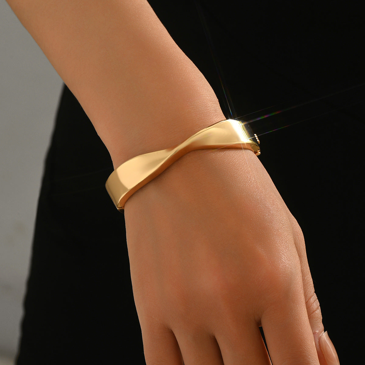 Pulsera geométrica minimalista de aleación pulida para mujer con acabado de superficie liso y estilo versátil