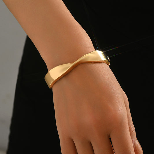 Bracciale da donna in lega lucida geometrico minimalista con finitura superficiale liscia e stile versatile