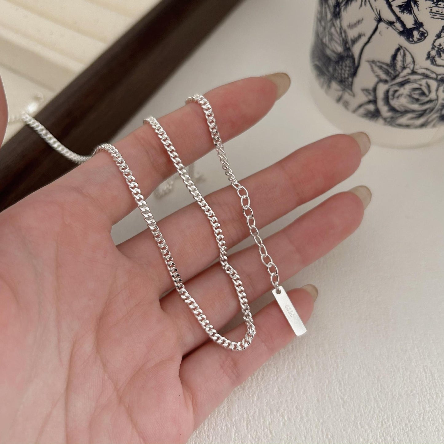 Collana con pendente a tulipano geometrico minimalista in argento sterling 925 con catena snake placcata