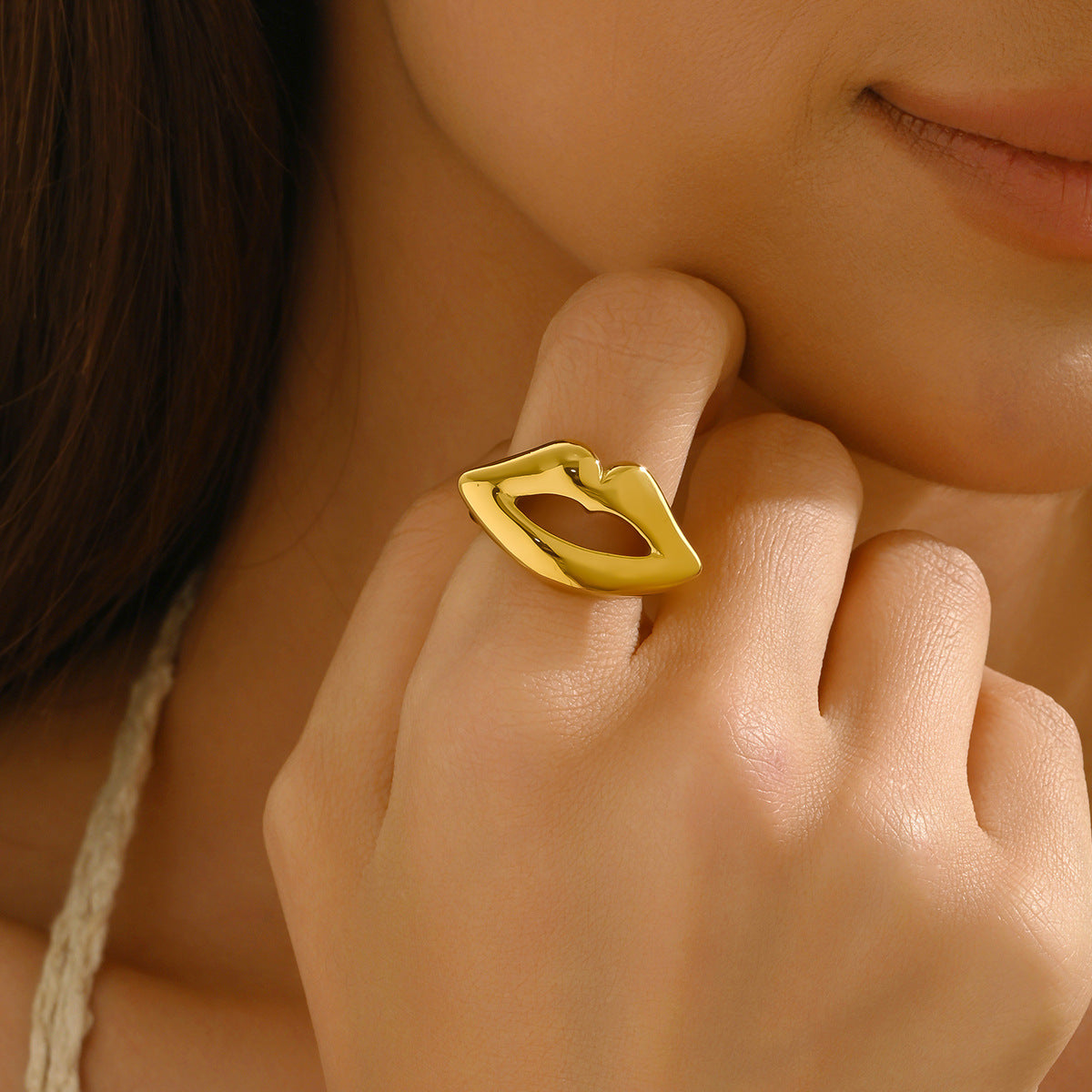 Anillo Abierto Geométrico con Forma de Labios para Mujer en Aleación de Zinc con Acabado Chapado