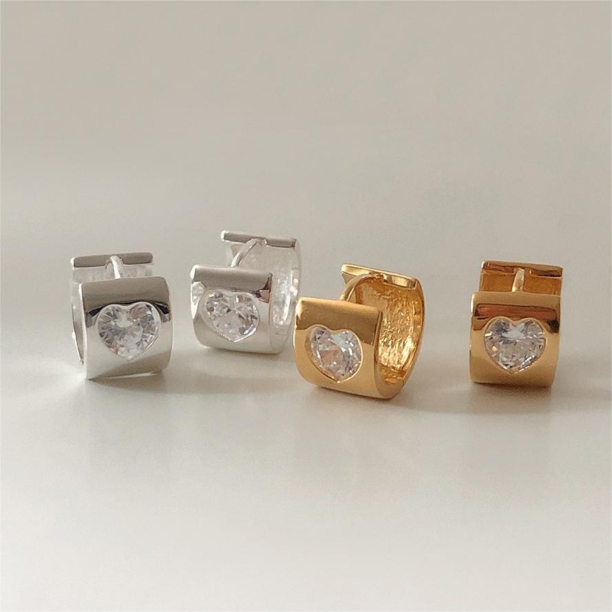 Orecchini a perno minimalisti a forma di cuore in argento sterling 925 con intarsio in zircone per donna