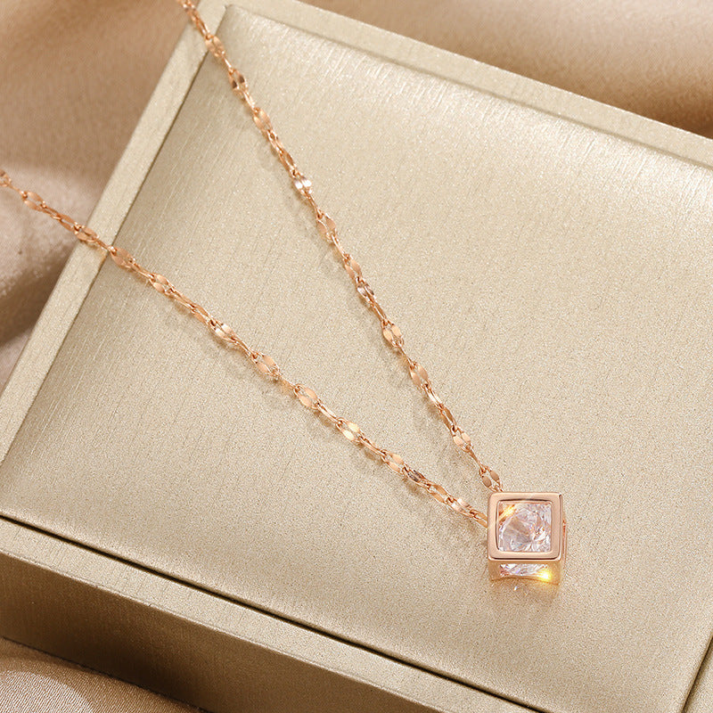 Collana da donna a forma di quadrato cavo geometrico minimalista con zirconi, in acciaio al titanio con finitura placcata e catena ondulata