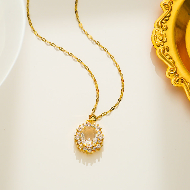 Elegante collar de acero de titanio con colgante ovalado de circonita cúbica microengarzada en cadena ondulada para mujer