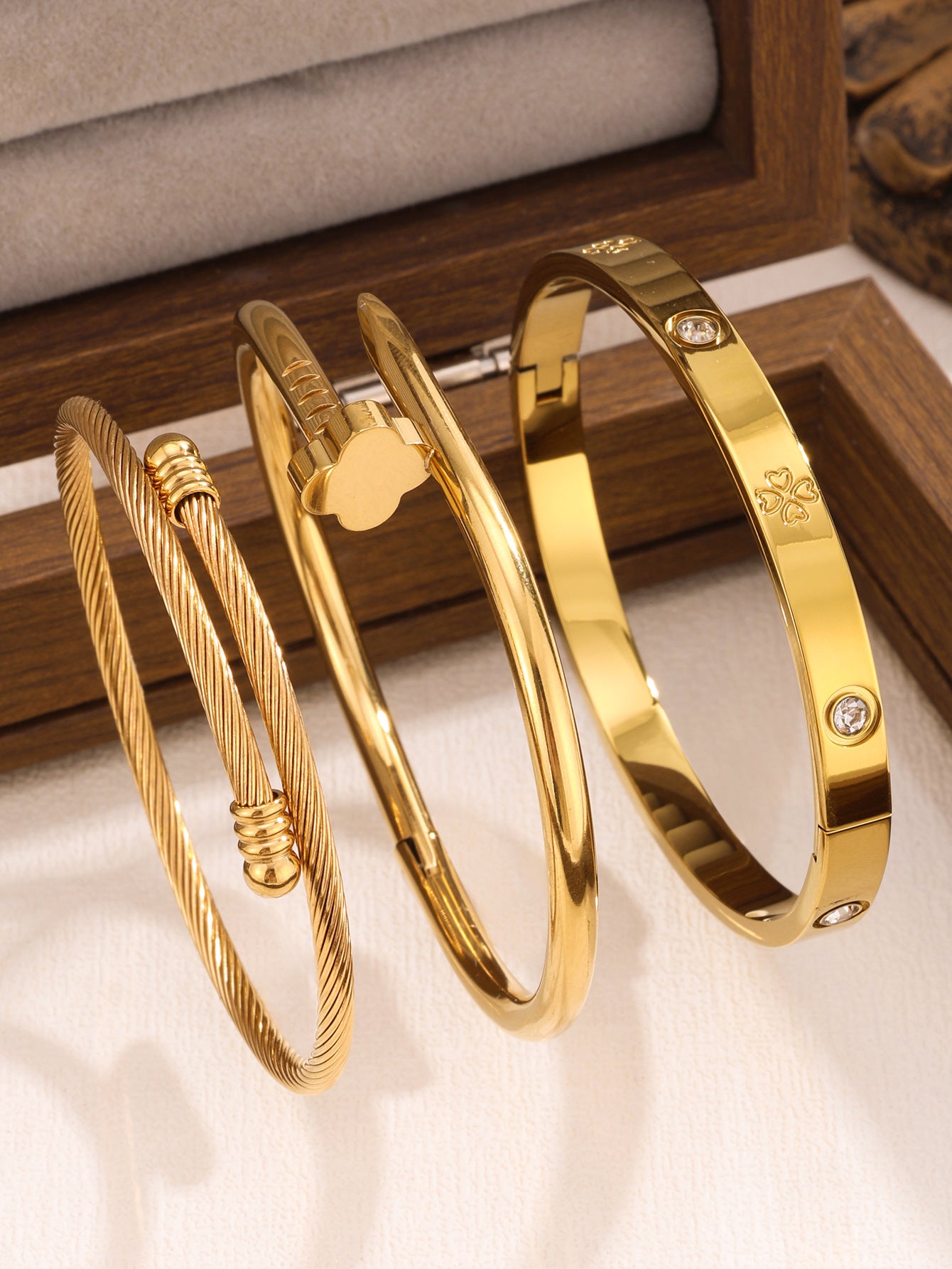 Juego de pulseras de acero inoxidable con trébol de cuatro hojas, incrustaciones de diamantes de imitación y chapado en oro al vacío de 18 quilates, estilo minimalista y a la moda