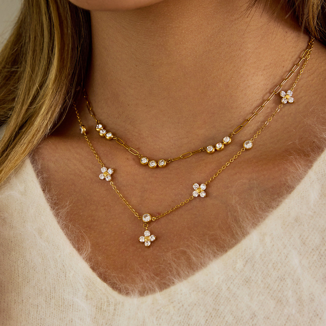 Collana da Donna Minimalista Geometrica a Trifoglio in Acciaio al Titanio Placcato Oro 18K PVD