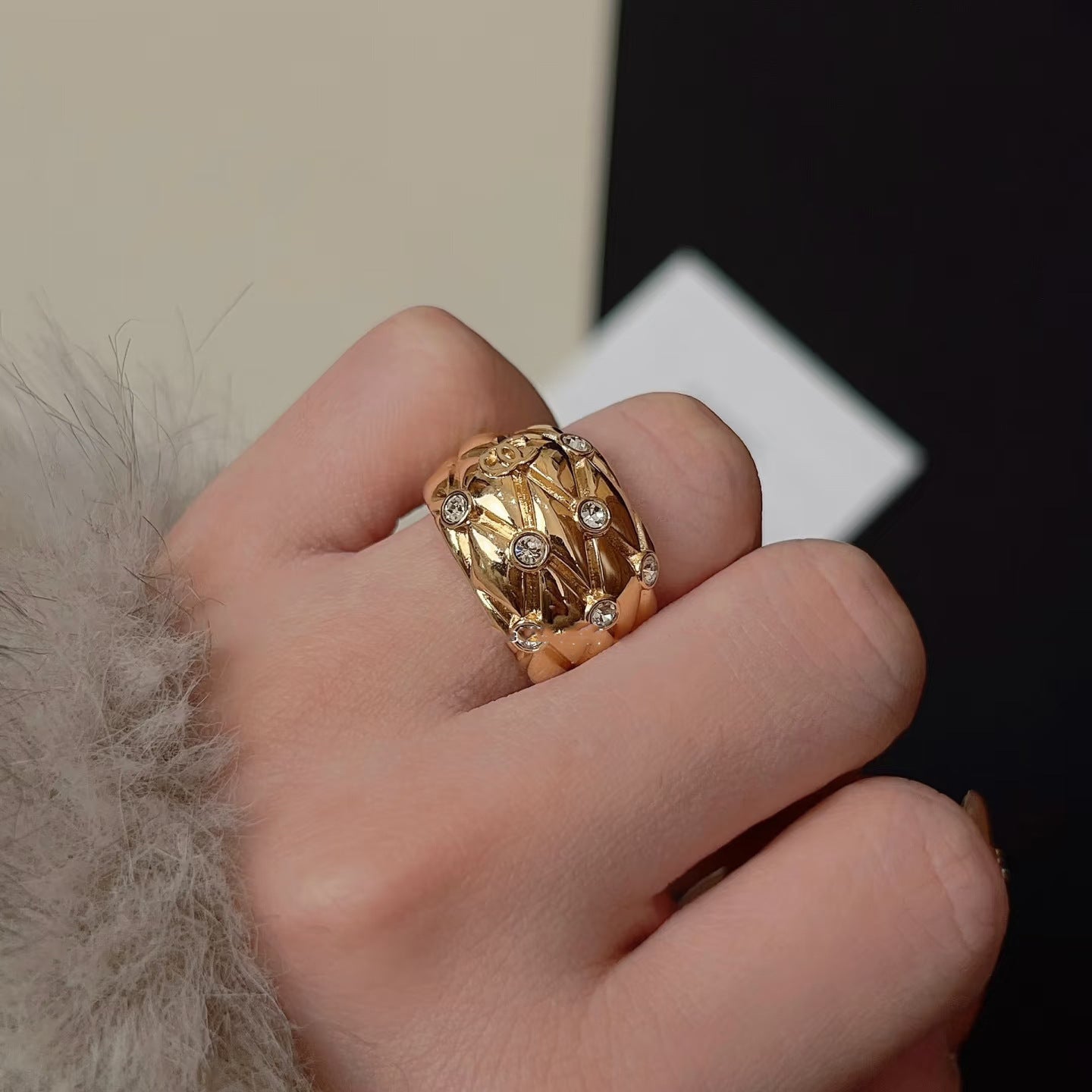 Anello con Iniziale a Scacchiera Placcato Oro Lussuoso in Ottone da Donna