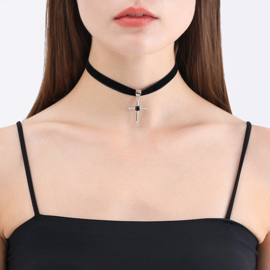 Collar de estilo gótico con colgante de cruz y cinta de satén negro, cadena corta de aleación chapada para mujer