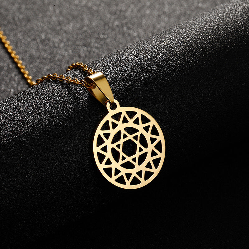 Collana con ciondolo esagonale geometrico in acciaio inossidabile con catena a O placcata sottovuoto