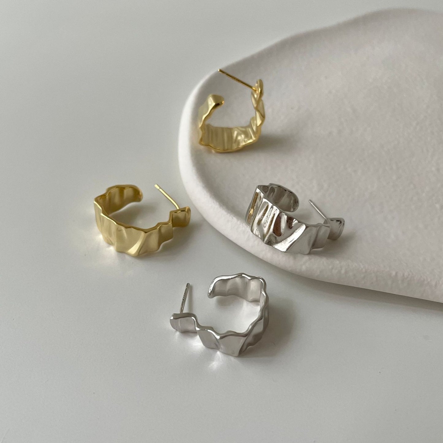 Pendientes de Lujo Minimalistas de Plata de Ley 925 con Incrustaciones de Hojas y Diamantes con Textura Ondulada
