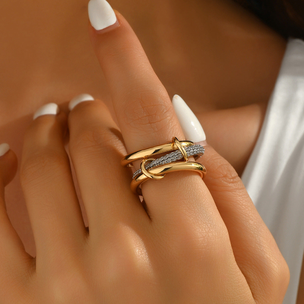 Set di anelli da donna impilabili in rame con intarsio di strass, stile geometrico e lusso discreto, per un look quotidiano